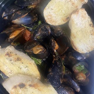 Scoici in sos rosu si paine cu usturoi