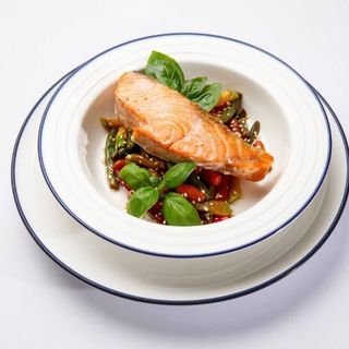 Стейк лосося з овочами