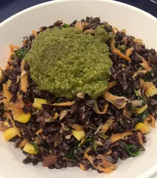 Riso nero Venere con pesto ligure e pomodori secchi 