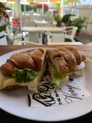 Croissant De Pollo Con Mayonesa