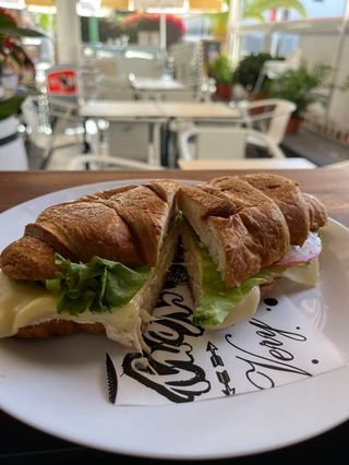 Croissant De Pollo Con Mayonesa