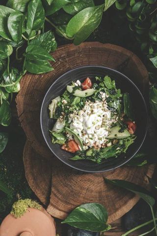 Салат со страчателлой, авокадо и вялеными томатами