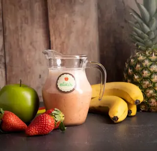 Smoothie cu ananas, mar, banana si capsuni
