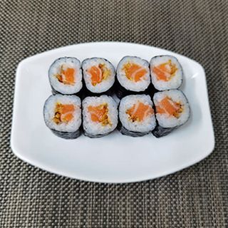 Makis salmón y cebolla crujiente (8 pzas.)