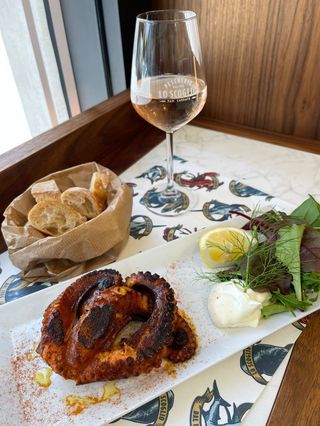 Polpo arrosto con paprica, misticanaza e maionese