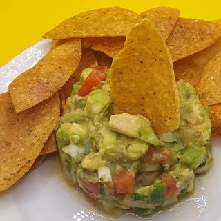 Nachos con guacamole casero