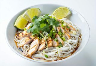 Smażony makaron ryżowy z kurczakiem