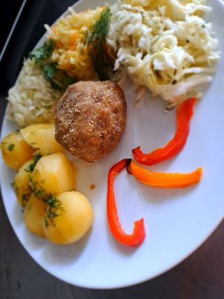 Kotlet mielony 150g z ziemniaki, surówka 
