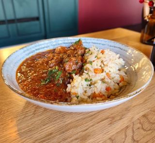 Свински винен кебап с ориз