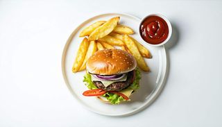 Burger Angus cu Cartofi Wedges și Sos Dulce Acrișor