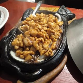 Pollo En Fuente Quemada Al Estilo Chino