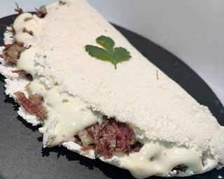 Tapioca de Carne com Queijo