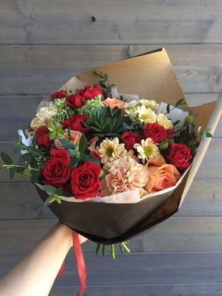 წითელი, ატმისფერი ვარდები ქრიზანთემა და მიხაკი 