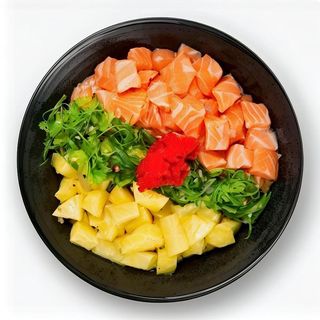 Poke de salmón con wakame, piña encurtida y masago rojo