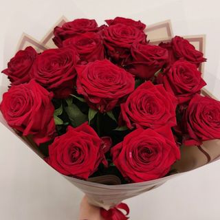 12 roses rouges avec emballage 