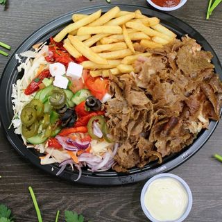 Kebab na talerzu XXL -z frytkami.