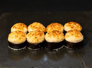 Запечений рол з лососем