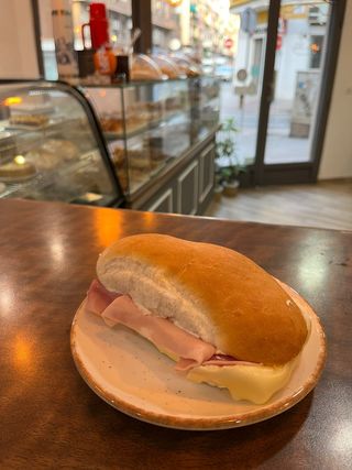 Pebete De Jamón Y Queso