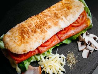 Topli sendvič sa suvim vratom i kačkavaljem