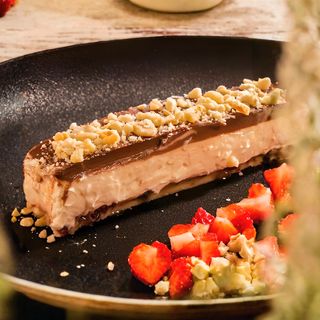 Провансалски десерт с йогурт, бадемов марципан, белгийски шоколад и сушени боровинки