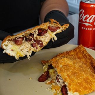 19-Pastel frango, calabresa, queijo e cream cheese