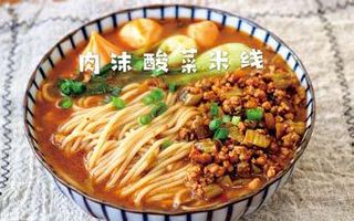 Ramen a mano in brodo con maiale tritato e verdure sottaceto