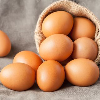 uova in vaschetta da 6 pz misura l 