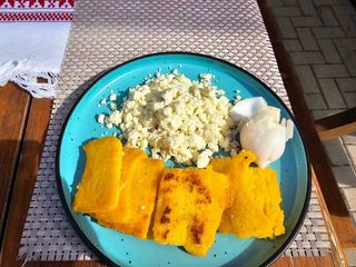 Mamaliga prajita cu branza framantata de oi  si ceapa