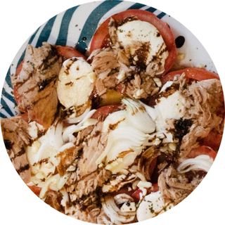 Ensalada Sicilia, Tomate, Mozzarella, Atún, Cebolla, Ajo, Aceite de Oliva Virgen Extra y Vinagre Balsámico