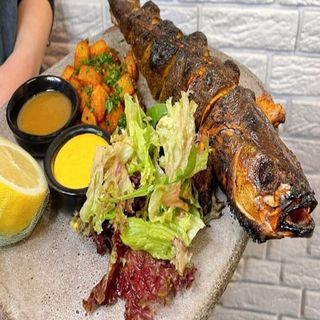 Сібас цілий з печеною картоплею та соусом вінегрет