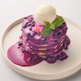 Панкейки под черничным соусом и сливочным мороженым