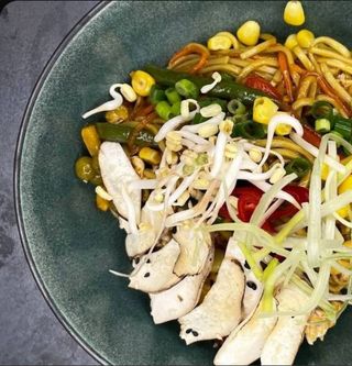 Яєчна локшина з овочами