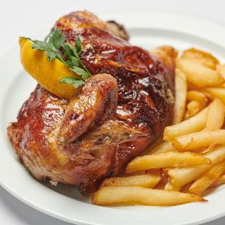 Medio pollo asado con patatas panadera