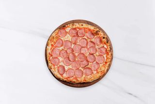 Beef Салями с моцареллой и томатным соусом