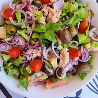 Insalata con tonno, cipolla e maionese