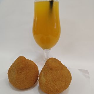 2 Coxinhas Frango e 1 Sumo natural