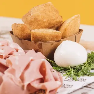 Coccoli, mortadella, burrata e salsa di pistacchi 