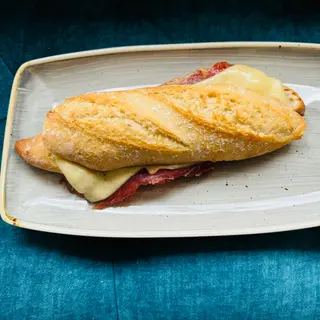 Bocadillo De Paleta Ibérica Y Queso