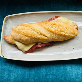 Bocadillo De Paleta Ibérica Y Queso