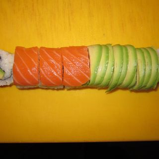 79-Uramaki Salmón Y Aguacate Envuelto En Salmón Aguacate (8 Pzs.)