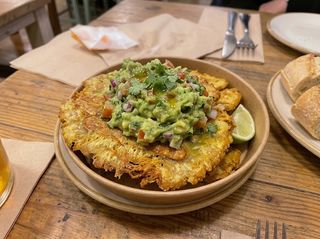 Patacon con guacamole