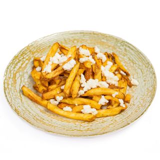 Cartofi prajiti acoperiti cu branza rasa