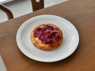 Булка з вишнею і заварним кремом (130g)