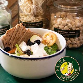 Insalatona con tonno, olive nere, mozzarella, pomodori e misticanza