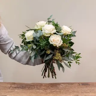 Ramo clásico 5 Rosas blancas