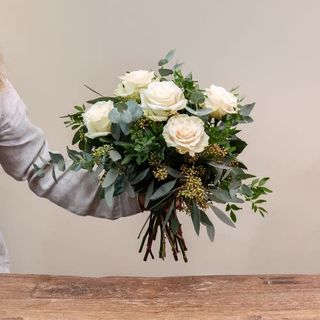 Ramo clásico 5 Rosas blancas