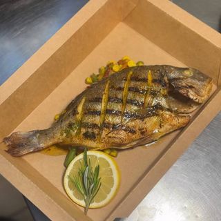 Дорада на овочевому асорті (350г/1шт)