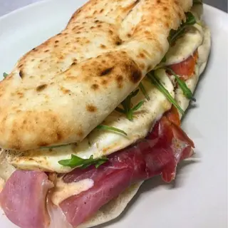 Panuozzo crudo e mozzarella e pomodori, rucola