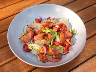 Salata sa dimljenim  lososom