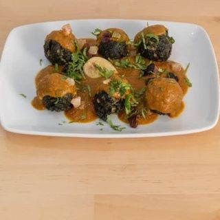 Albóndigas De Espinacas, Con Salsa De Soja Y Cúrcuma
